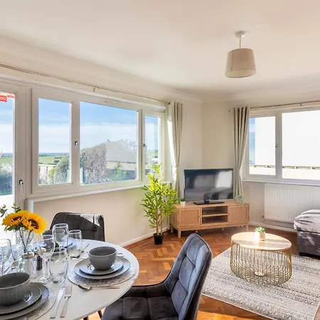 Amazing Sea View 2 Bedroom Sleeps 6 - Free Parking-2